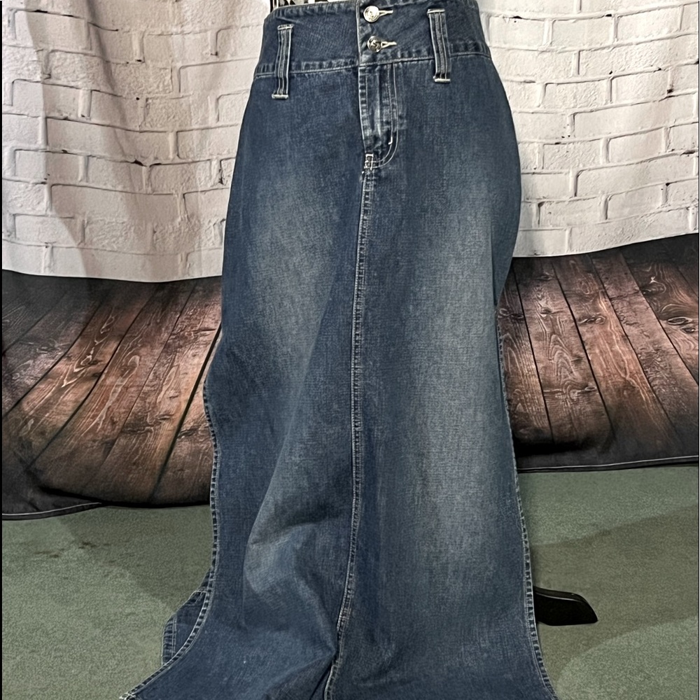 Stephen Hardy, blue jean skirt, 35” from waist, slit is 21”